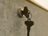 un gros plan d'une porte à laquelle est accroché un trousseau de clés