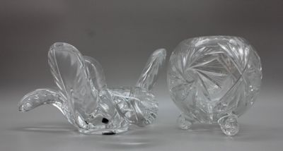 une paire de figurines en verre transparent représentant un oiseau et un poisson