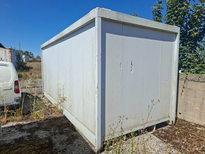 une petite boîte blanche posée au milieu d'un champ