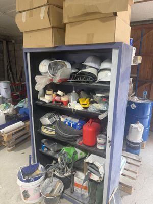 une étagère remplie d'objets dans un garage