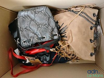 Lot d'environ 10 kg de maroquinerie de diverses marques dont…