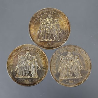 trois pièces d'or portant l'image d'un homme et d'une femme