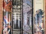 trois livres posés sur une table en bois, l'un à côté de l'autre