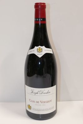 une bouteille de vin posée sur une table