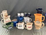 de nombreux types de tasses à café sur la table