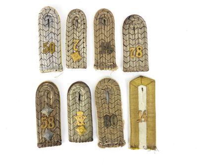 six morceaux de bois sont disposés en ligne sur une surface blanche
