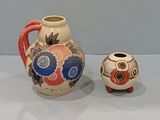 deux vases posés l'un à côté de l'autre sur une table
