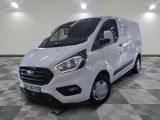 la camionnette blanche est garée sur le sol en damier d'une pièce