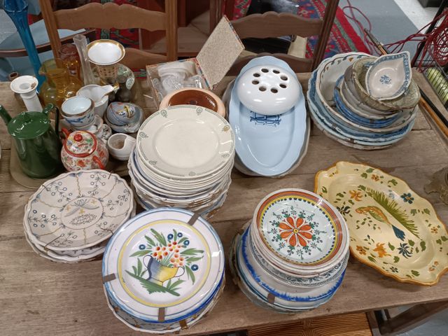 Important lot de faïence : assiettes, plats et divers, petit lot 