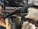 un moteur qui traîne dans un garage
