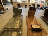 une pièce où l'on trouve de nombreux types de pierres différents