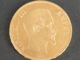 une pièce d'or sur laquelle figure le visage d'un homme