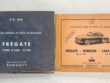 deux livres posés sur une surface blanche, avec une voiture en arrière-plan