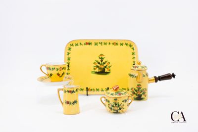 un service à thé jaune avec un plateau sur lequel sont posées des tasses