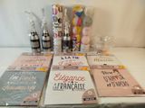un grand nombre d'objets posés sur une table