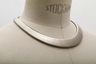 Collier en métal argenté en tubogaz à fermoir cliquet