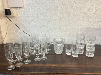 beaucoup de verres à vin sur la table