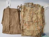 deux vêtements exposés sur la table