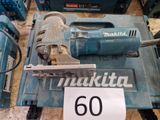 une machine bleue posée sur une table