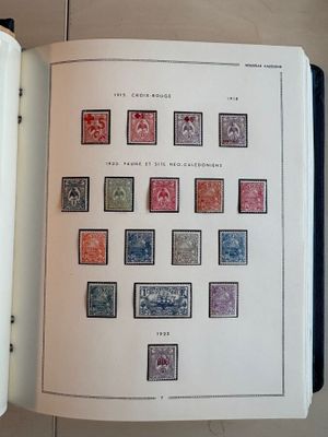 un livre avec un tas de timbres dessus