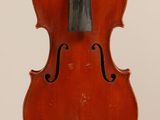 un vieux violon posé sur un support en bois