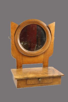une petite table en bois sur laquelle est posé un miroir