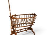 un petit panier en bois muni d'une anse, posé sur un support