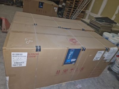 un grand carton posé par terre dans une pièce