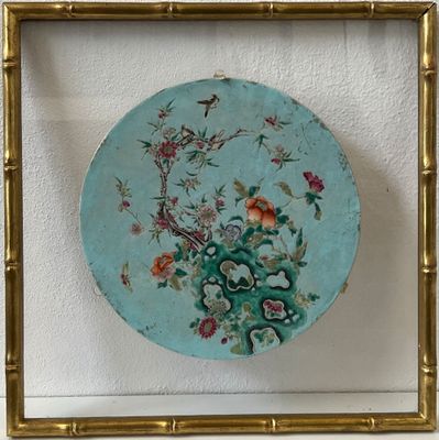 CHINE, fin du XIXe siècle. Plaque circulaire en porcelaine à…