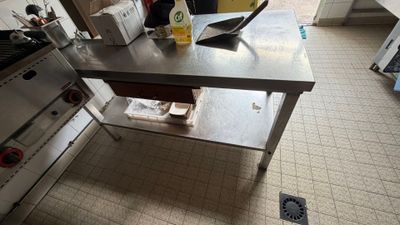 une photo d'une cuisine avec une cuisinière et une table