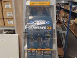 une pile de cartons sur l'étagère du magasin