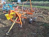 un tracteur équipé d'une charrue dans un champ