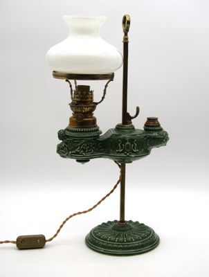 une lampe posée sur une table à côté d'un cordon