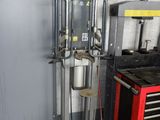 une photo d'un garage contenant des outils et du matériel
