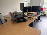 une image représentant un bureau avec deux écrans et un clavier