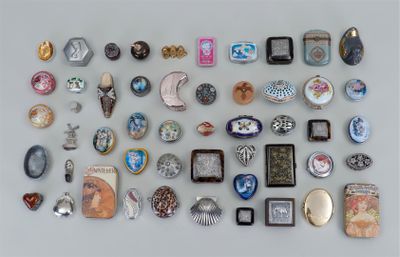 de nombreux types de bijoux exposés sur le mur