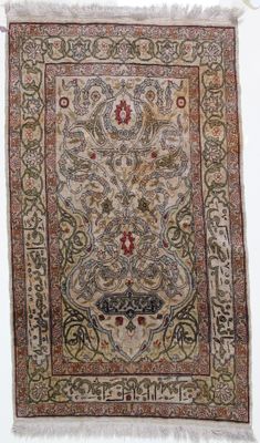 un gros plan d'un tapis accroché au mur