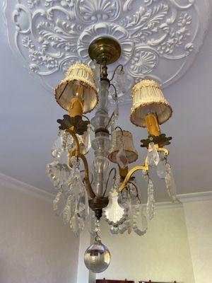 un lustre suspendu au plafond