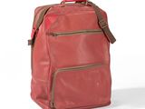 Le sac à dos est rouge et comporte deux fermetures éclair sur le devant.