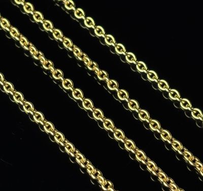 Longue chaîne en or jaune à maille forçat.