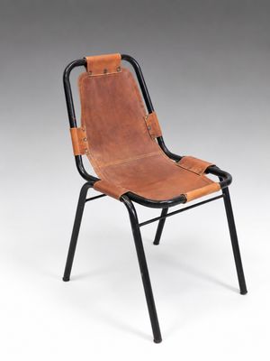 un fauteuil en cuir marron avec des pieds noirs et une structure noire