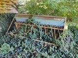 beaucoup de plantes qui poussent derrière une maison
