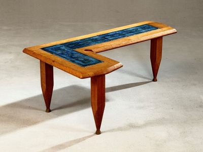 une table en bois sur laquelle est posé un carreau bleu