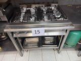 une cuisinière portant le numéro 15 dans une cuisine
