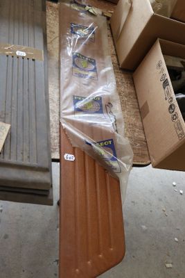 beaucoup de cartons, qui sont posés par terre