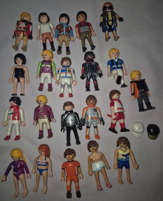 a lot of playmobils that are on a table