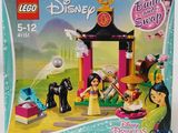 La boîte est ouverte pour montrer le contenu du coffret Lego Disney Princess.