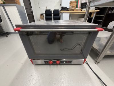une photo d'un four grille-pain posé sur un plan de travail