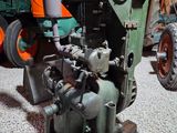 un petit moteur posé sur le sol