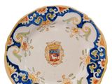 an image of a plate with a coat of arms on it